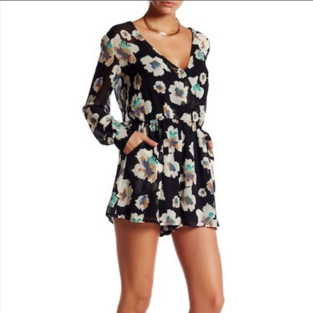 ASTR The Label Women's Floral V-Neck Mini Romper Size Medium